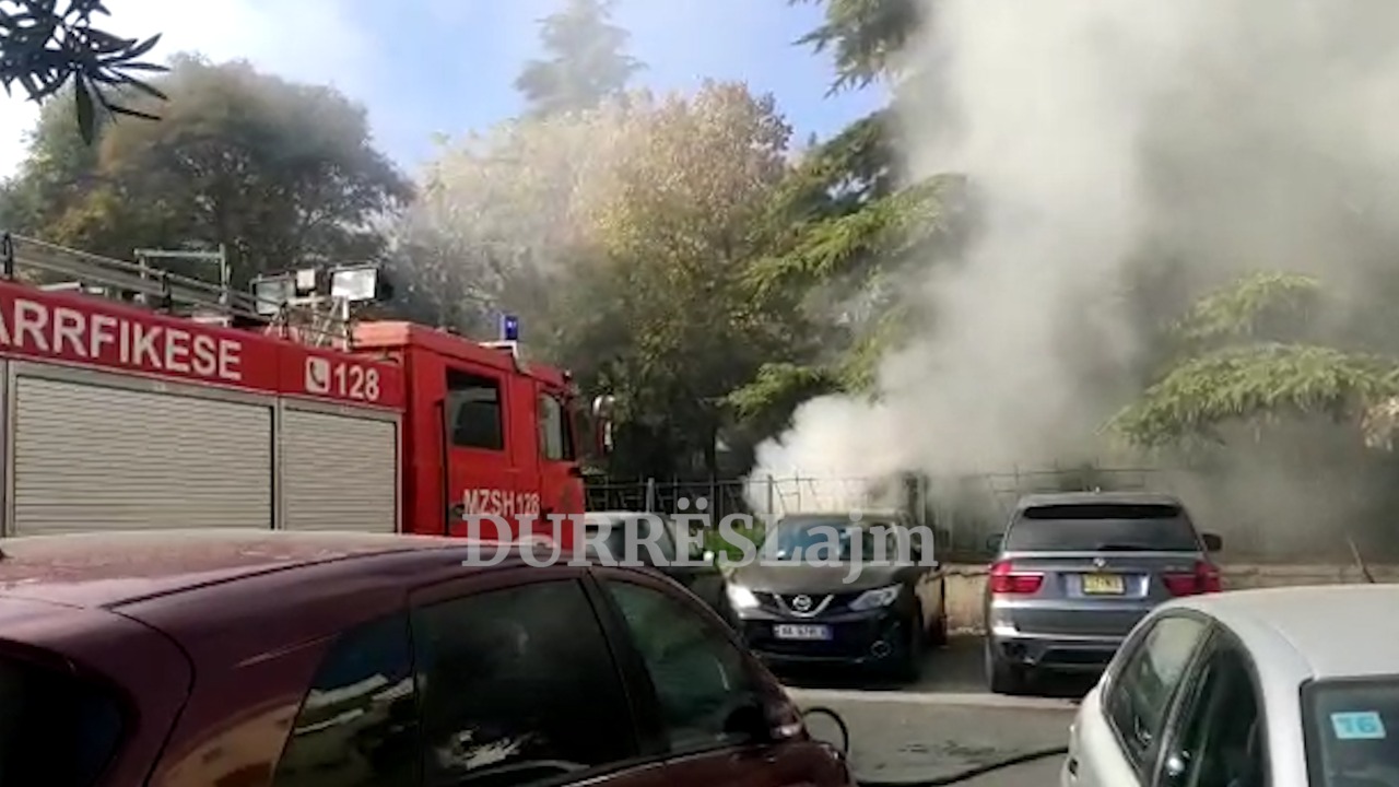 Durrës, vatër zjarri tek Muzeu i Dëshmorëve, flakët vihen nën kontroll (VIDEO)