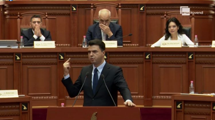 Pse po largohen shqiptarët? Rama ngre supet, shpërthen Basha: “Këta mjelin shtetin!”
