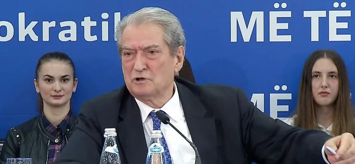 Berisha njofton “Foltoren” e radhës: Vetëm të bashkuar fitojmë