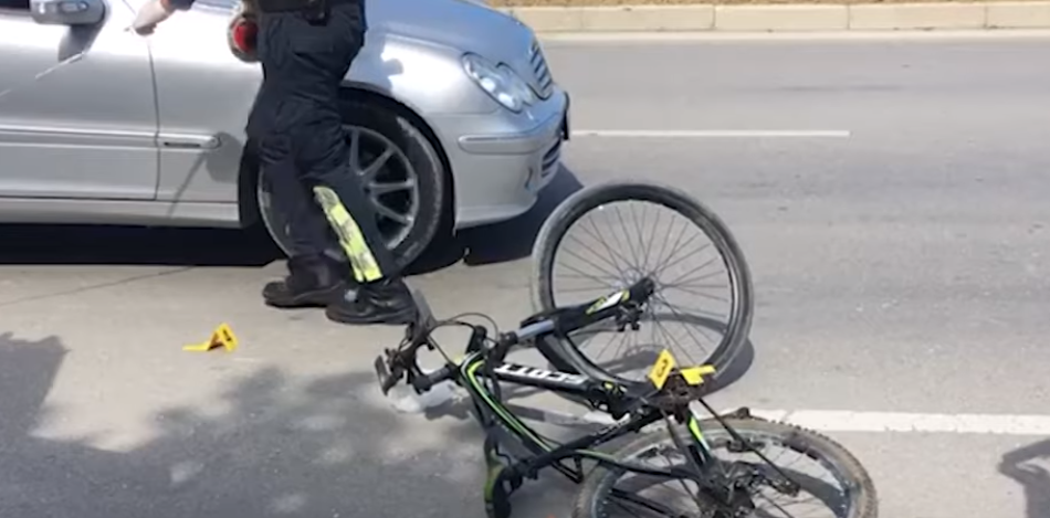 U përplas nga makina teksa udhëtonte me biçikletë, 65-vjeçari ndërron jetë në spital (EMRI)