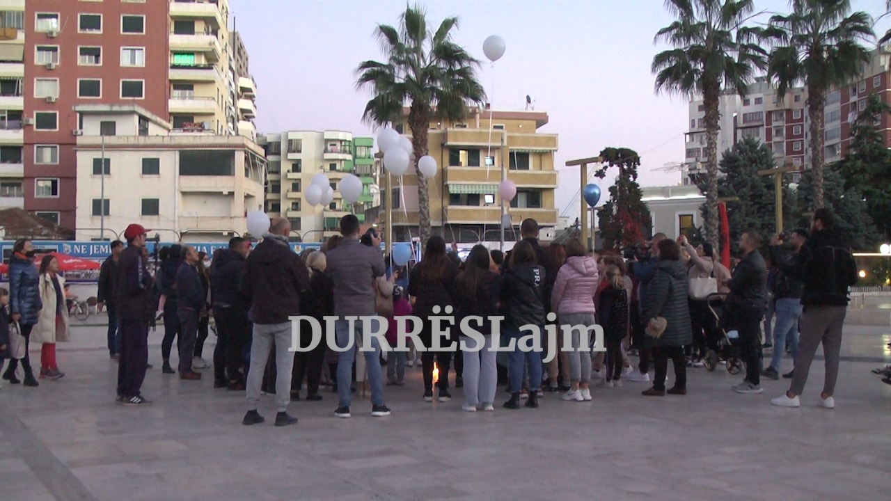 Homazhe për Mateon, ndizen qirinj përpara bashkisë Durrës (VIDEO)