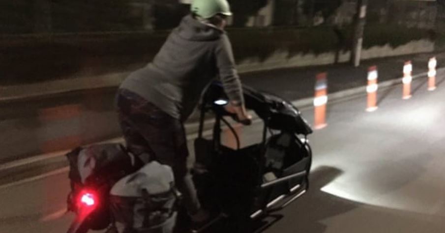 Habit deputetja, shkon me biçikletë në maternitet për të lindur fëmijën