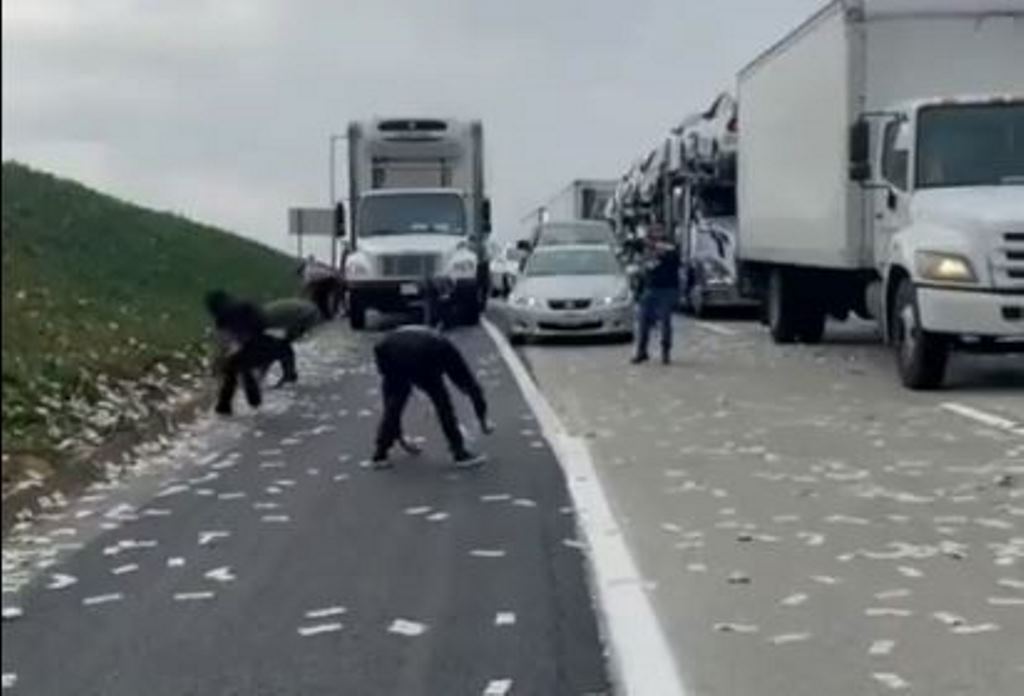 Bien “para nga qielli”, njerëzit vrapojnë nga gëzimi dhe mbledhin sa mundin (VIDEO)