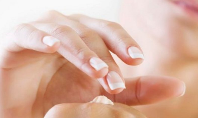 Lëkura e duarve më e ndjeshme gjatë dimrit, disa këshilla për t’i mbajtur të buta