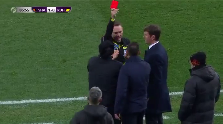 “Duhet të ndërrosh profesion” tekniku italian fyen kolegun dhe ndëshkohet me të kuqe