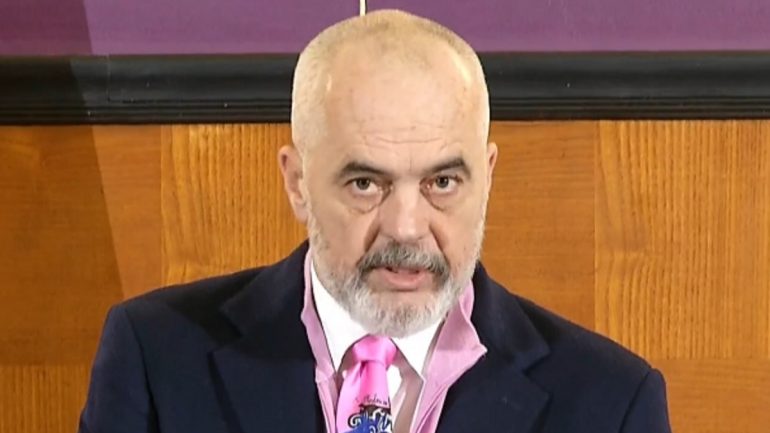 Rama ndan “Medalje të Arta” për gjimnazistët ekselentë: Kjo që keni arritur do ju shërbejë për mos të pasur frikë