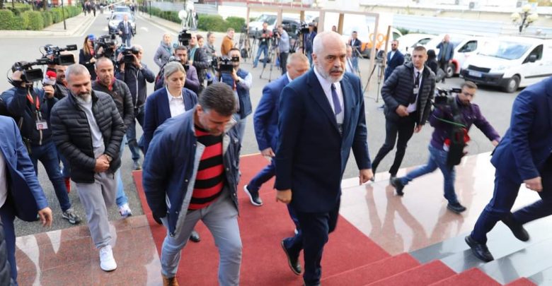 Fermerët në protestë jashtë Kuvendit, Rama merr një përfaqësi të tyre për të biseduar