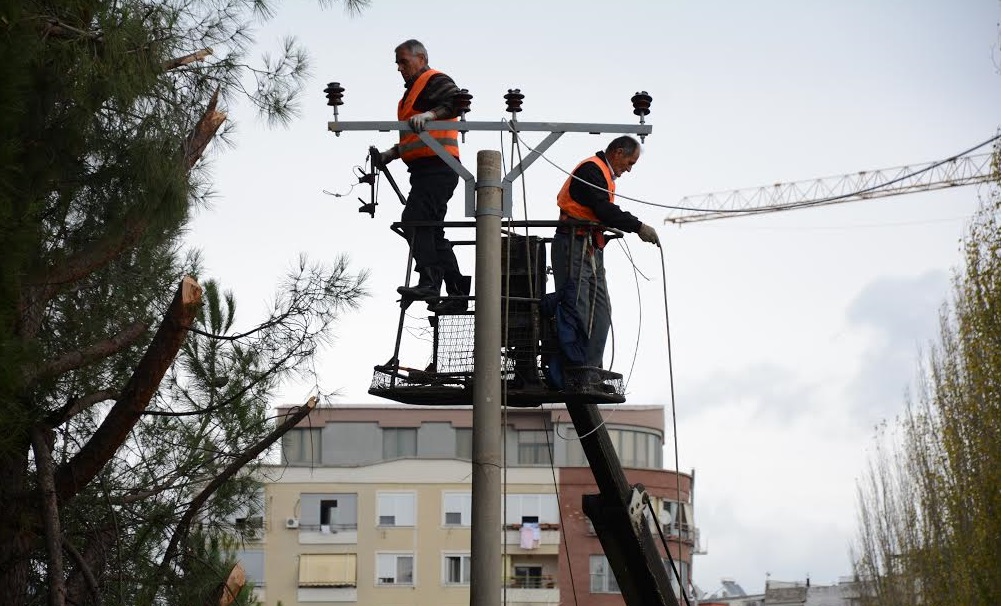 Elektriçisti rrëzohet nga shtylla e tensionit, si paraqitet gjendja e tij