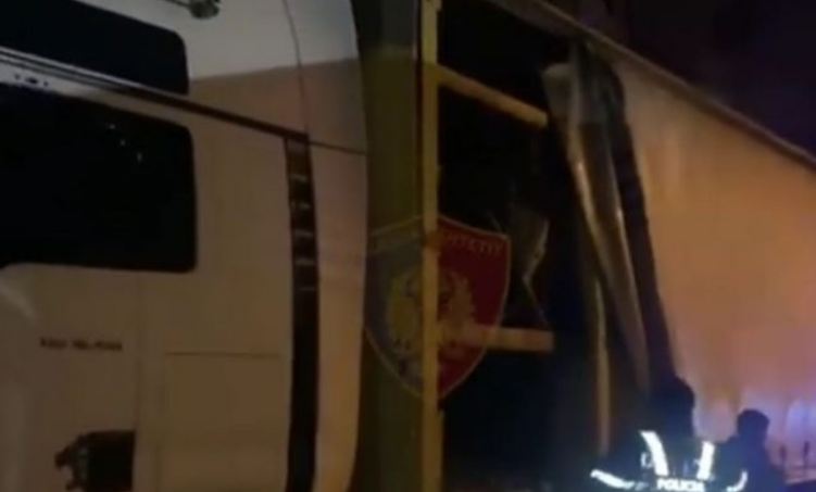 U kap duke transportuar emigrantë të paligjshëm me trailer, arrestohet 31-vjeçari (EMRI)