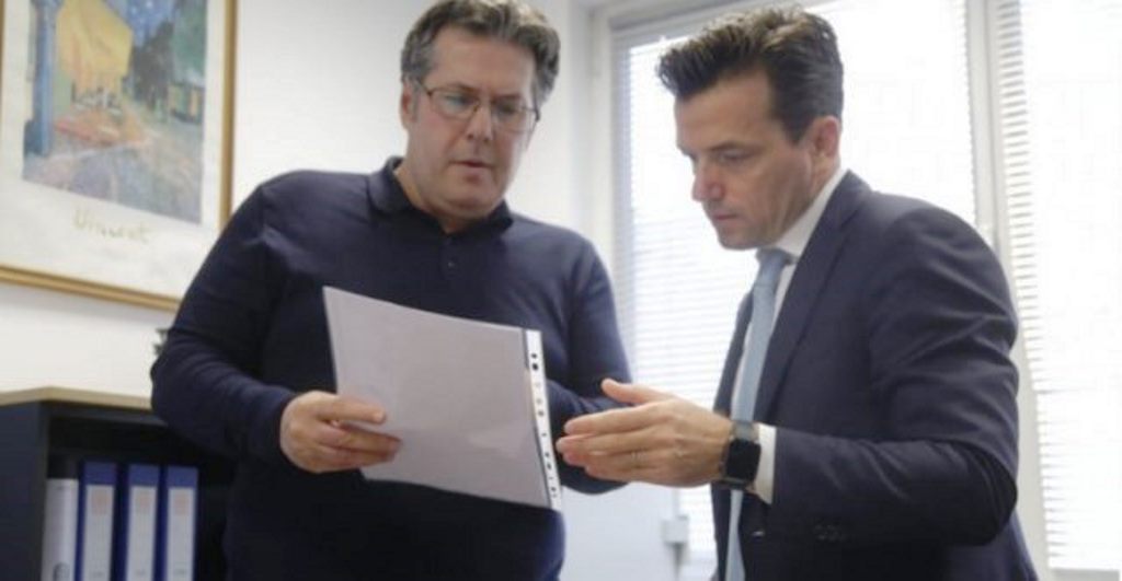 Shehaj shkon në zyrën e Palokës dhe kontrollon firmat, reagon PD: “Show!”