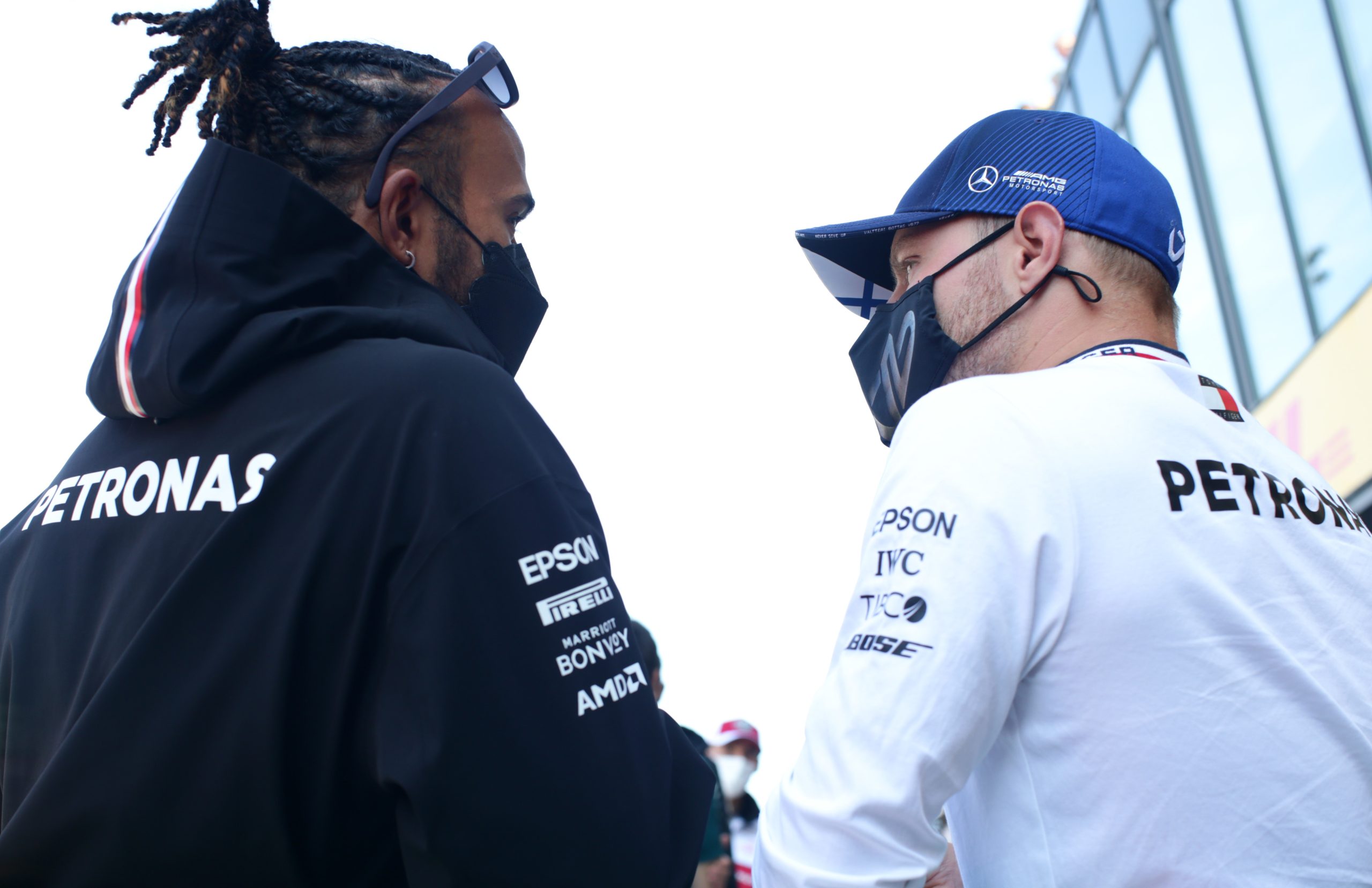 Formula 1/ “Valteri la portën hapur”, Hamilton tërheq kritikat për shokun e skuadrës