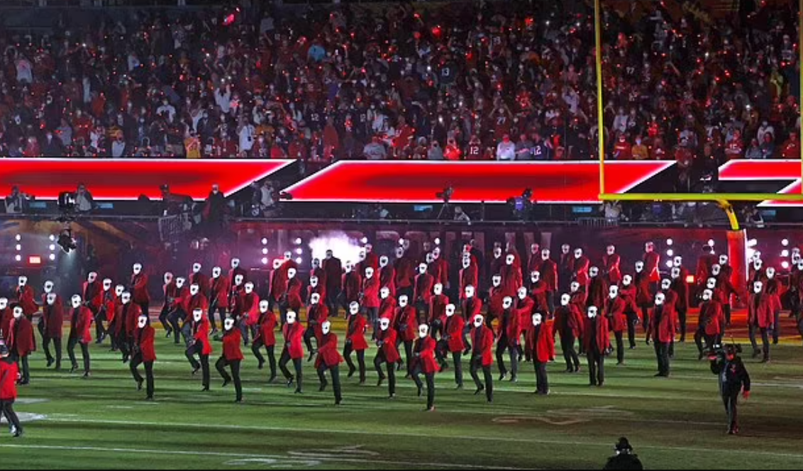 Futbolli si Super Bowl, 25 minuta pushim mes pjesëve dhe një “mini-show”