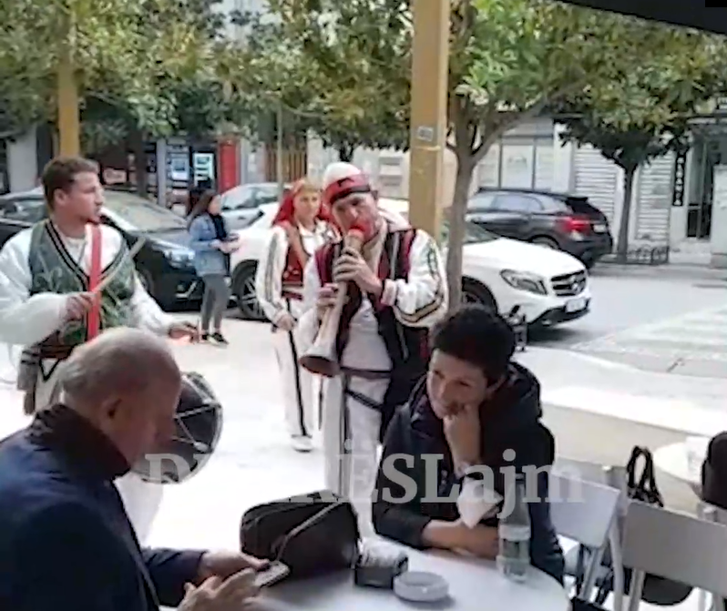 Me curle dhe tupana në qendër të Durrësit, gjetja e radhës e muzikantëve të rrugës (VIDEO)
