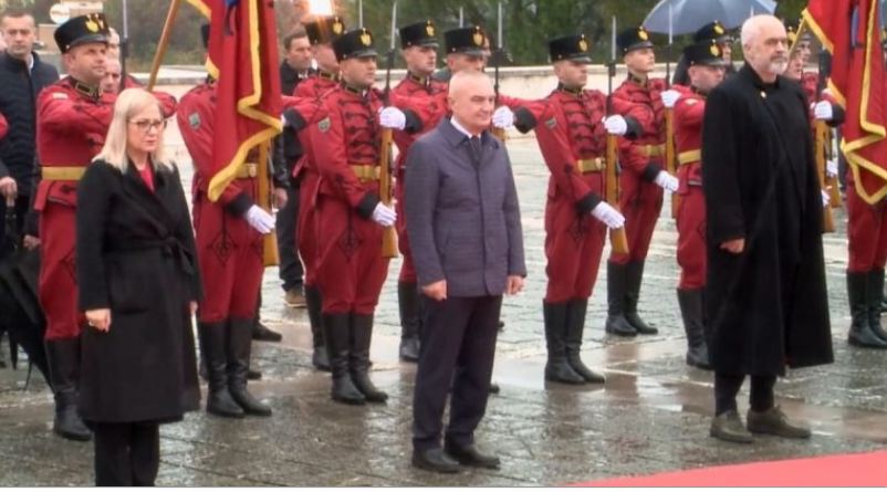 Homazhe në memorialin “Nëna Shqipëri”, 29 Nëntori bën bashkë Metën dhe Ramën