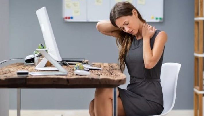 Qëndroni shumë kohë ulur dhe jeni të përkulur përpara? Ky është ushtrimi që duhet bërë