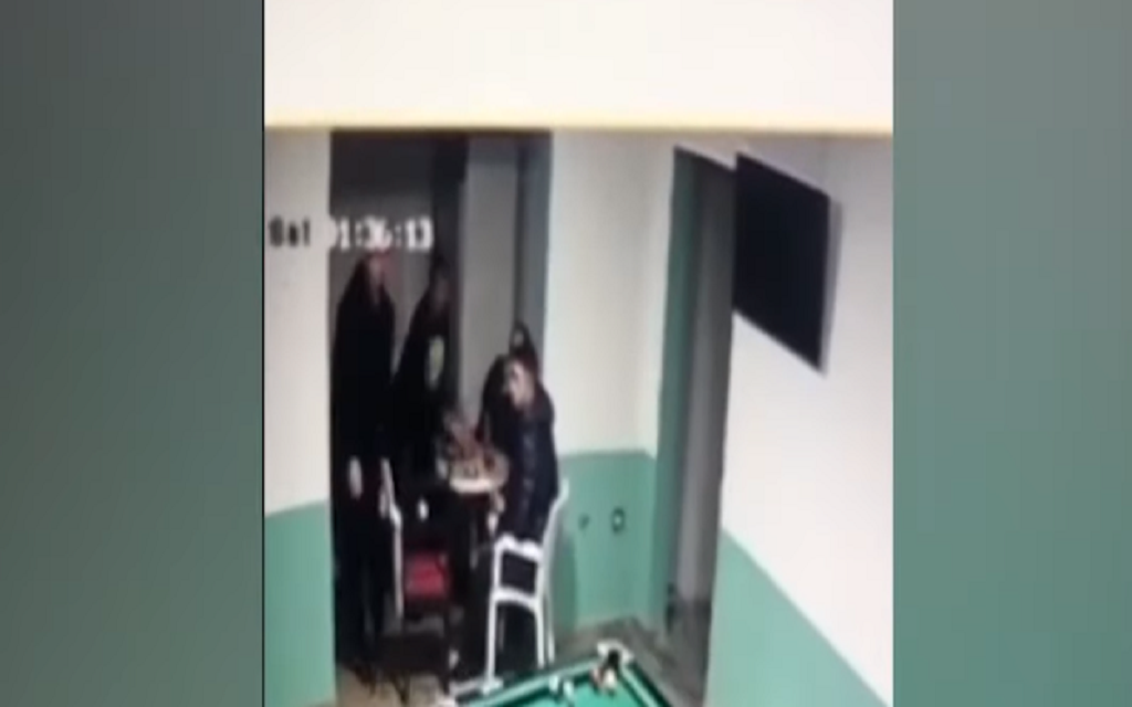 Si në filma/ 3 persona me armë terrorizojnë të rinjtë në mes të lokalit në Lezhë, iu shohin kartat e identitetit (FOTO)