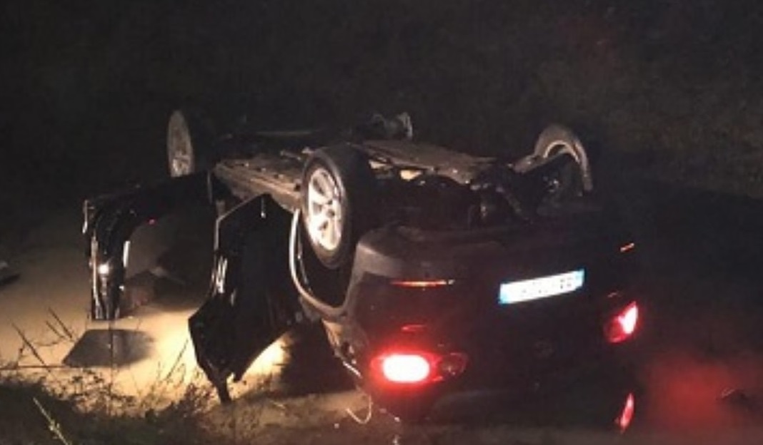 Aksident i frikshëm në Tiranë, makina me 4 të rinj kthehet përmbys në mes rrugës