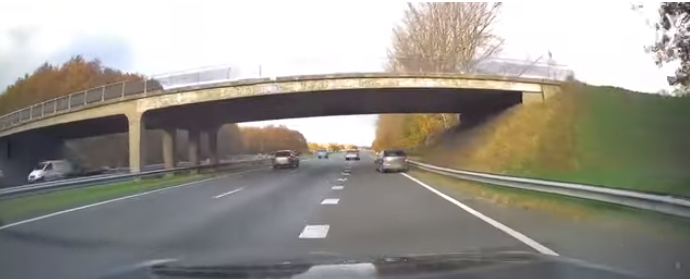 Gruaja humb ndjenjat ndërsa ecte me makinë në autostradë, veprimi i një shoferi i shpëton jetën (VIDEO)