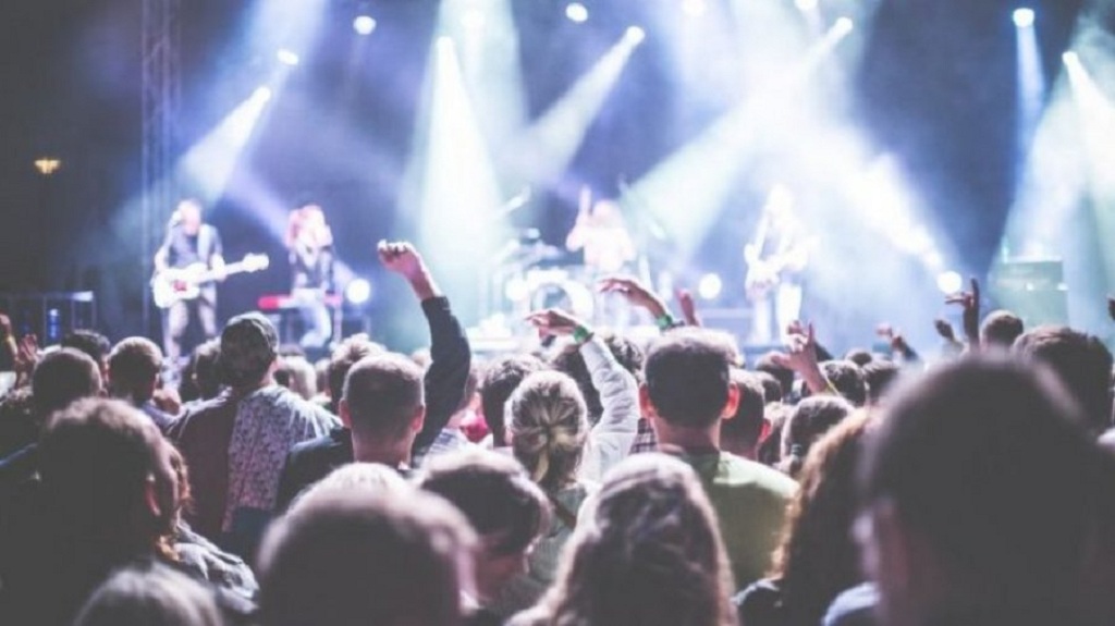 Vendi fqinj ndalon festimet për Vitin e Ri