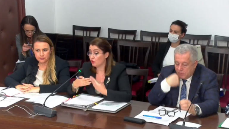 Hyrja në lokale me “Green pass”/ Manastirliu e pranon: Është një opsion në tryezë