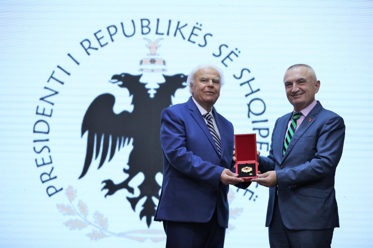 Presidenti Meta vlerëson me dekoratën “Nderi i Kombit” gazetarin Ferdinand Samarxhi
