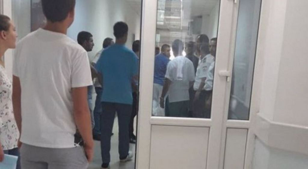 Përleshje me grushta mes kryeinfermierit dhe mjekut në spital për pacientin