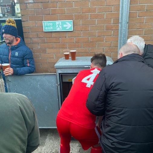 Ndodh në Angli, futbollisti elektricist rregullon difektin pas ndërprerjes së energjisë në stadium