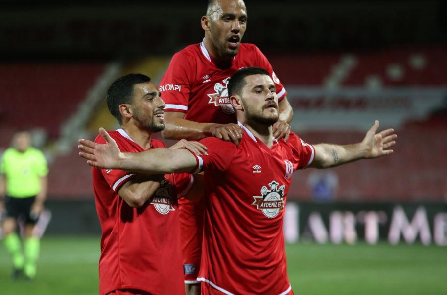 Paraqitje prej bomberi, sulmuesi shqiptar shënon katër gola në Turqi