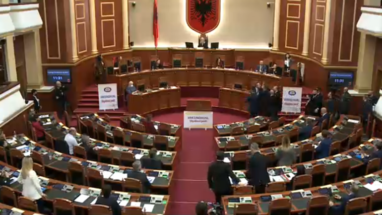 Salianji tenton të përplaset fizikisht me Braçen në Kuvend, ndërhyn garda: Mos m’u drejto mua si kone