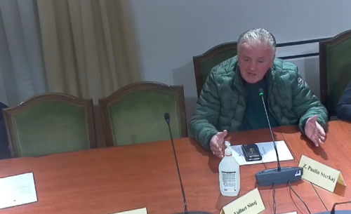 Deputeti i mazhorancës pro kampit të refugjatëve:  Po me ardhë leku në Shqipëri ça të keqe ka?