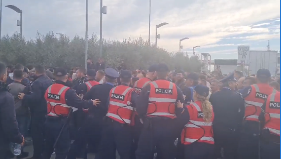 Protesta e fermerëve në Lushnje/ Policia procedon 5 protestues