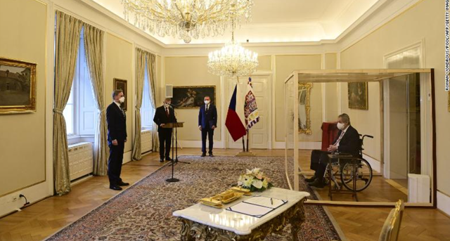 Presidenti dekreton kryeministrin brenda një “kutie xhami”, pasi ishte prekur nga Covid-19