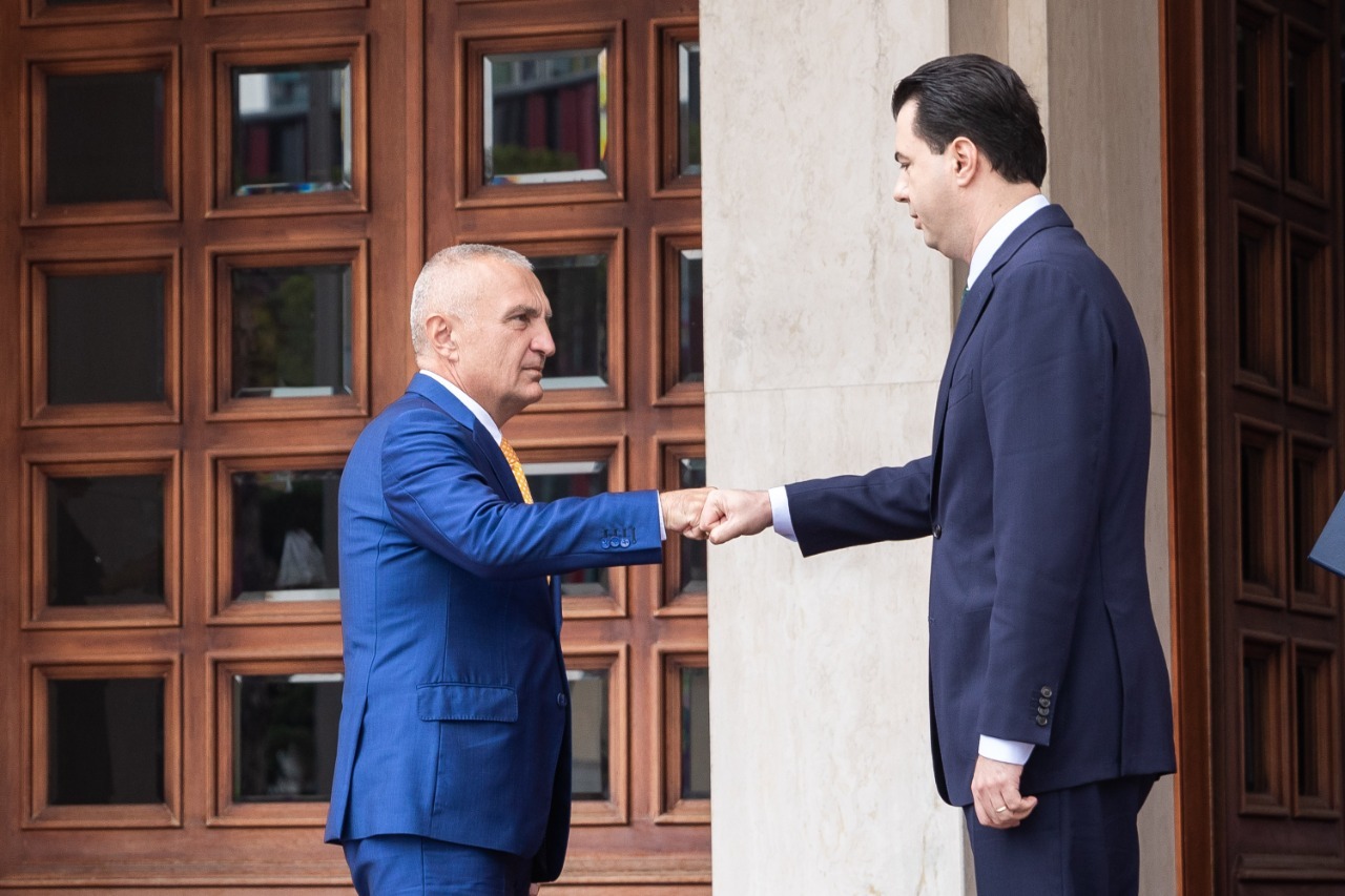 Presidenti Meta “masakron” Lulzim Bashën: “Kryetari kukull i PD e ka fundin të paracaktuar!”