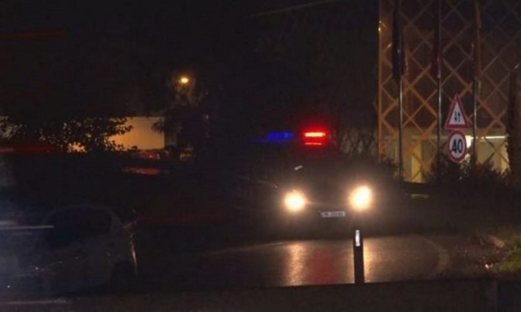 “Plas” arma në mes të kryeqytetit, qytetari-policisë: “Kam një aheng familjar!”