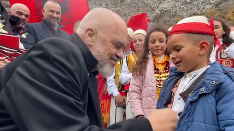 Këngë e valle në “Rrugën e Arbrit”,  Rama hap qarkullimin e mjeteve (VIDEO)