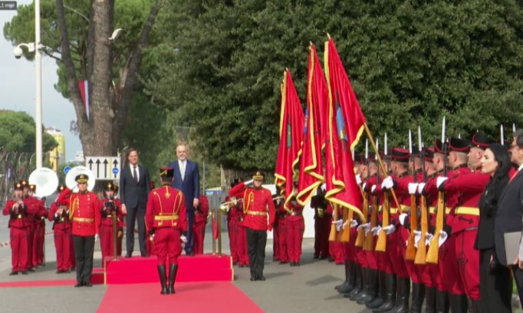 Rama pret në një ceremoni zyrtare kryeministrin e Holandës Mark Rutte