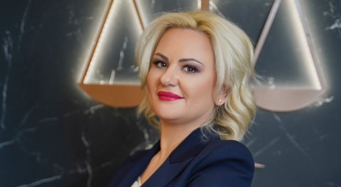 I hodhën makinën “në erë” me tritol, zbardhet mesazhi kërcënues ndaj noteres Rezarta Koçi