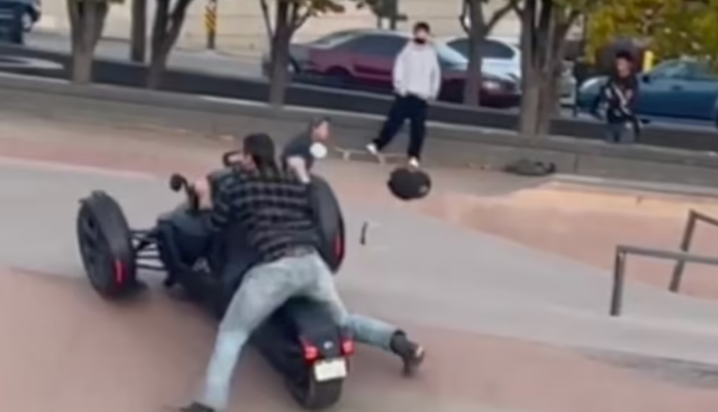 Donte të mburrej me motorin e ri, por turpërohet keq (VIDEO)