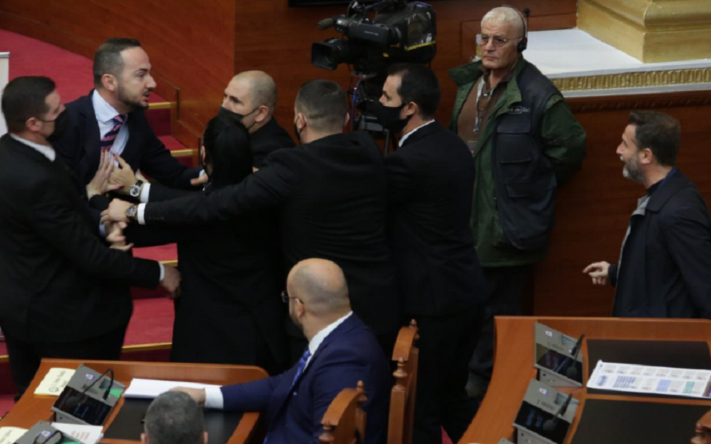 “O kone!”, Salianji sqaron sherrin me Braçen: “Unë i bëra vetëm një pyetje, pse i dogji?”