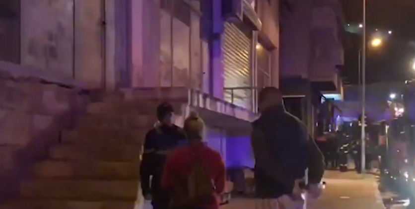 “Më është bllokuar nëna brenda!”/ Zjarri në pallatin në Tiranë, familjarët s’po gjejnë njëri-tjetrin (VIDEO)