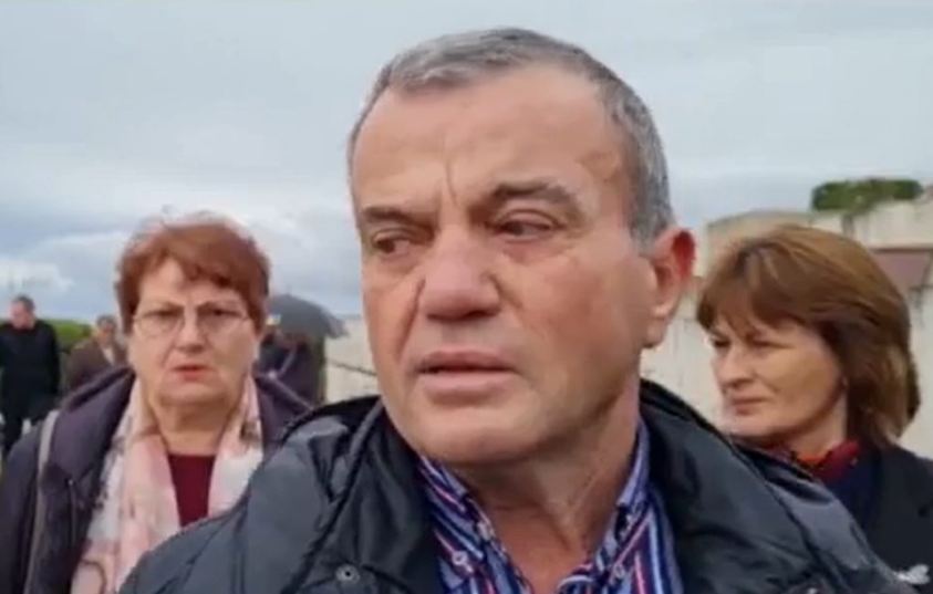 Uroi Pavarësinë me foton e Enver Hoxhës, deputeti i PS: Figura e tij nuk është nul, ka udhëhequr luftën