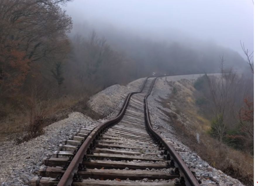 “Hekurudha e Dehur”, këto janë shinat e trenit më të pazakonta që keni parë ndonjëherë (VIDEO)