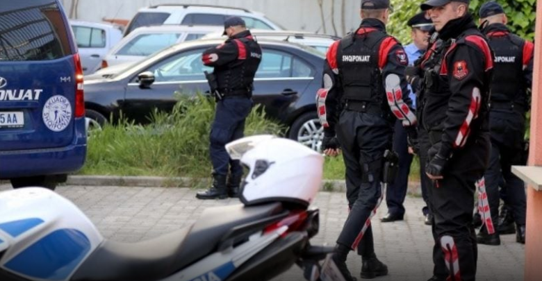 Tentoi të largohej duke ikur me vrap, arrestohet 36-vjeçari, ja çfarë iu gjet në çantën e dorës