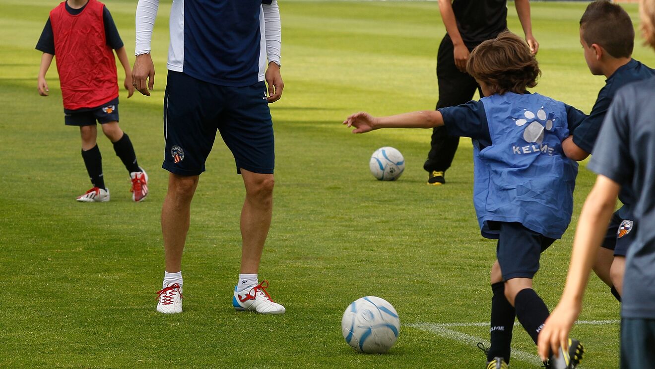 Trajneri i futbollit pranon se ka abuzuar dhe ngacmuar 30 të mitur