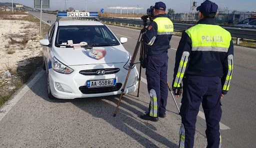 Policia shkel ligjin &#8220;me të dyja këmbët&#8221;, bllokon dhe lë të lirë makinën me 19 gjoba