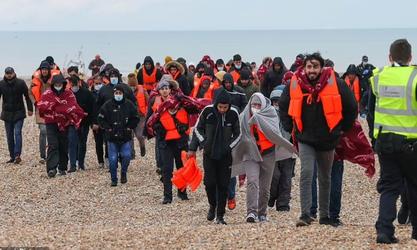 Mediat britanike: Shqipëria do strehojë refugjatët që vijnë në Angli, 100 mijë paund për person