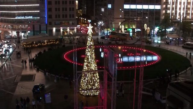 Për herë të parë! Athina “vishet” kuq e zi për nder të Festës së Pavarësisë në Shqipëri