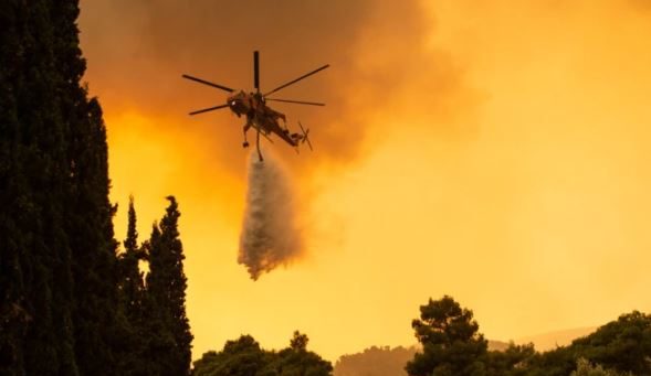 Aktivizohet një vatër zjarri/ Flakët po përhapen me shpejtësi, rrezikohen banesa