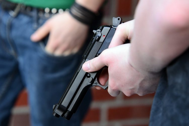 30-vjeçari me pistoletë lodër grabit zyrën për dhënie kredie, sa para mori