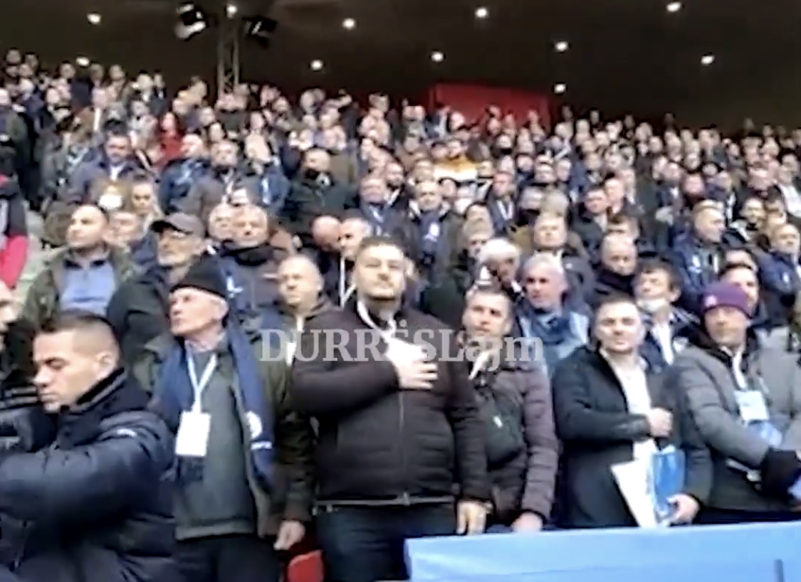 VIDEO/ Nga Floriana Garo e Jul Deda, kush janë demokratët “VIP” që janë pjesë e Kuvendit (Momenti i mbërritjes së Berishës)